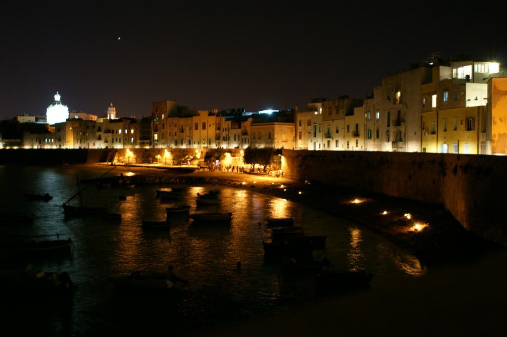 Ai Due Cortili Lägenhet Trapani Rum bild